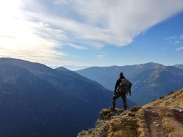 uomo su una montagna